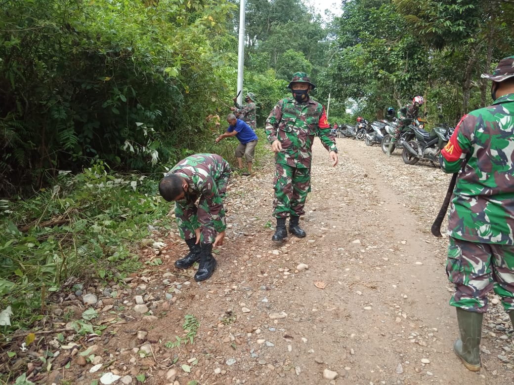 WUJUDKAN KEINDAHAN DAN KEBERSIHAN LINGKUNGAN, BABINSA POSRAMIL 08/SETIA GELAR KARYA BAKTI BERSAMA MASYARAKAT