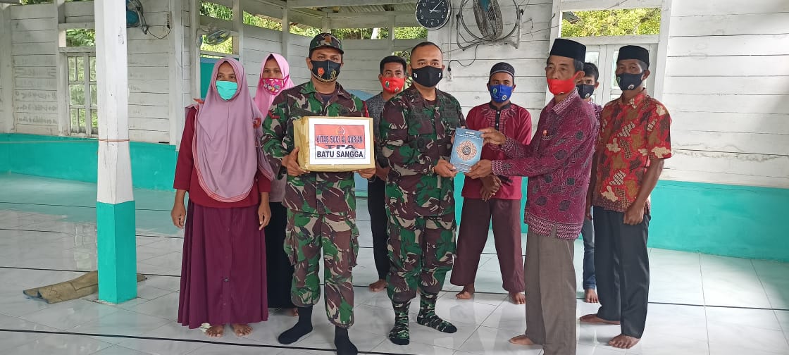 Dandim Simeulue Serahkan Bantuan Al-Qur’an di Masjid Baitul Akmal Lhok Bihau