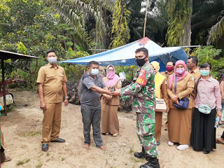 Babinsa Dampingi Petugas DTPHP Aceh Singkil Saluskan Bantuan Bebek