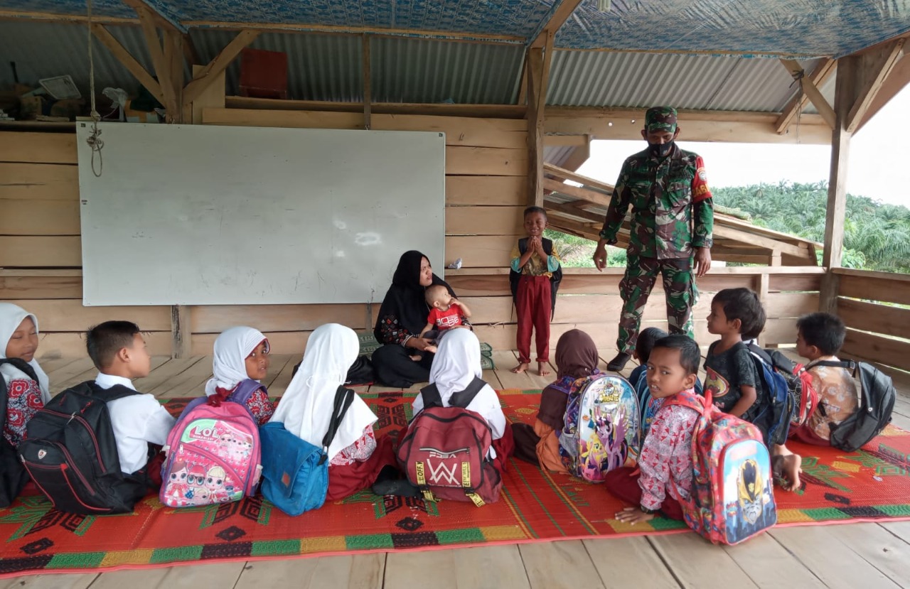 Peduli Pendidikan Masyarakat, Babinsa Ramil 12/Sry Bantu Mengajar Siswa Siswi di Pedalaman Aceh Timur