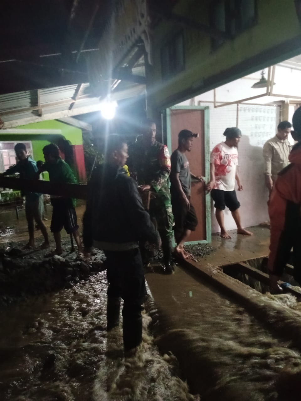 Rumah Warga Banjir, Babinsa Bantu Evakuasi