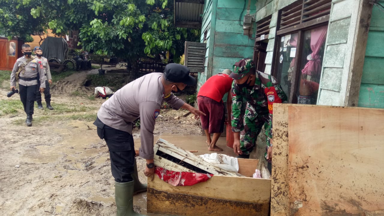 Pasca Banjir Bandang di kota Langsa, TNI-POLRI Bersinergi Bantu Bersihkan Rumah Warga