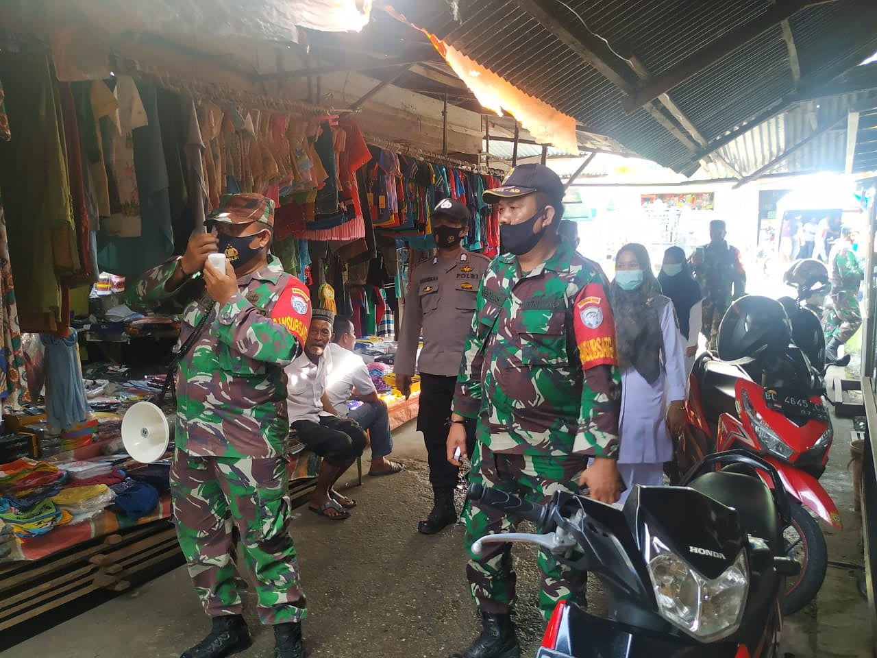 KORAMIL 07/BABAHROT SOSIALISASIKAN PROKES KEPADA MASYARAKAT DAN PEDAGANG DIPASAR