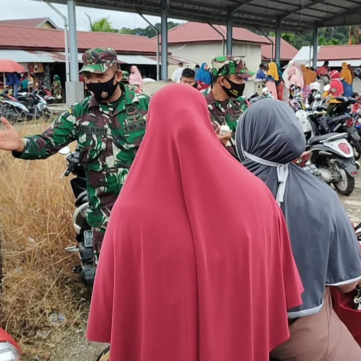 SAMBANGI PASAR, ANGGOTA POSRAMIL 08/SETIA LAKUKAN SOSIALISASI COVID 19