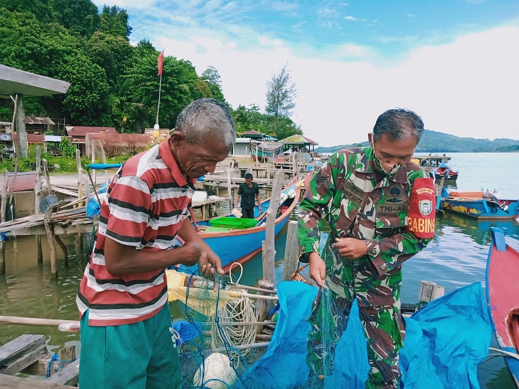 Babinsa Calang Bantu Nelayan Bersihkan Jaring