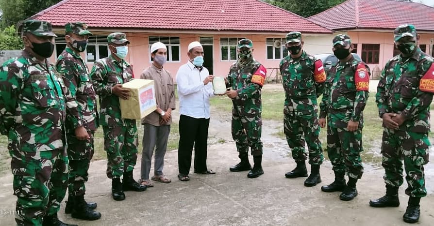 Dandim 0115/Simeulue memberikan bantuan Al-Qur’an di kecamatan simueleu tengah