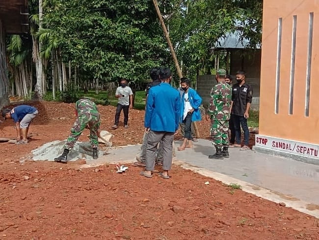 Babinsa dan Mahasiswa Gelar Baksos di Darul Hikmah