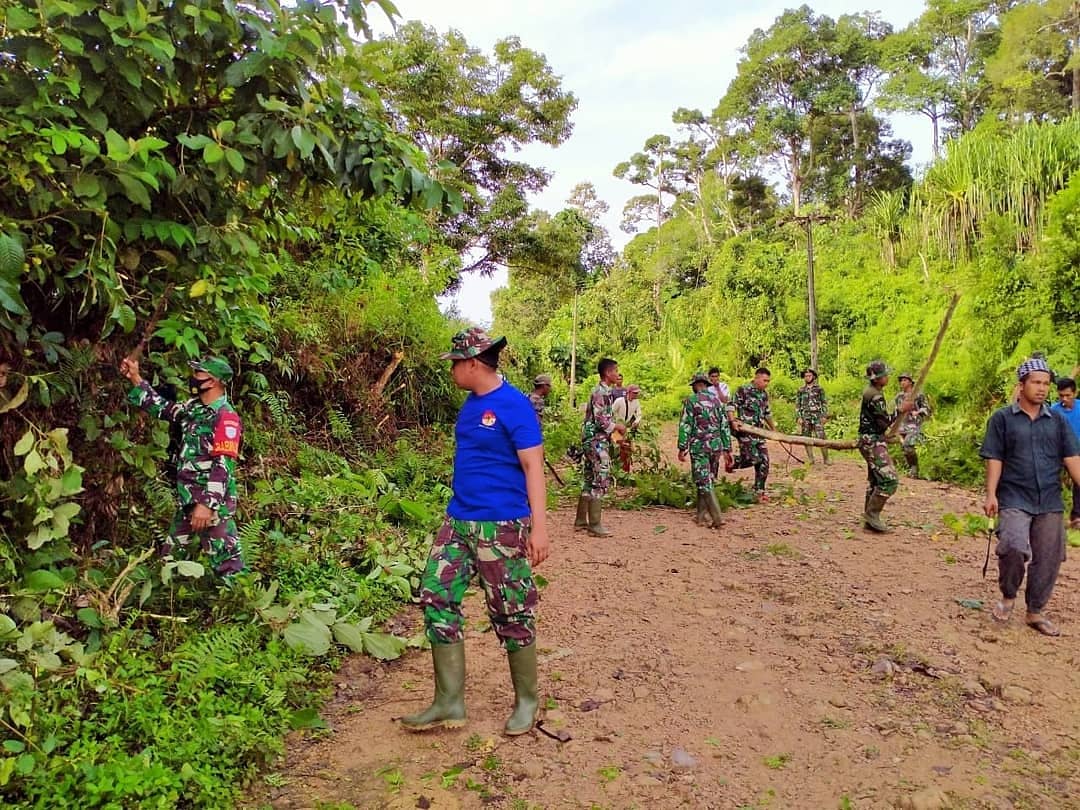 Jumat Bersih, TNI dan Masyarakat Gotong Royong Bersihkan Jalan di Aceh Jaya