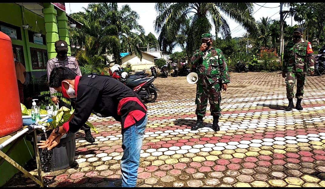 Peduli Siswa-Siswi, Anggota Koramil 07/Babahrot Lakukan Sosialisasi Dan Pendisiplinan Prokes Kelingkungan Sekolah