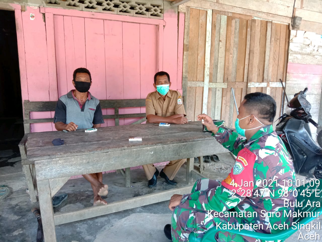 Babinsa Koramil 0109-04/Simpang Kanan Komsos Bersama Warga