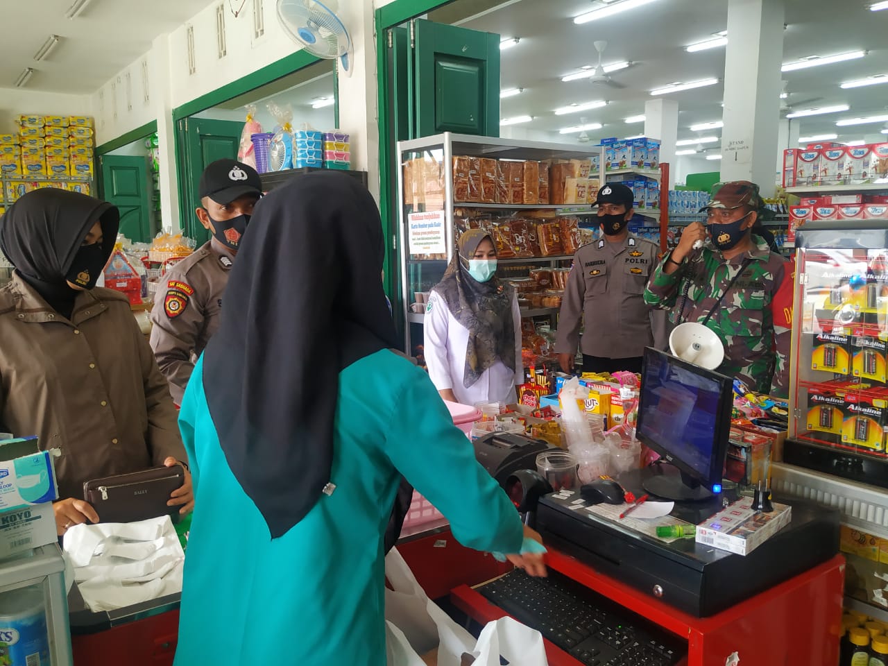 Personil Koramil 01/Blangpidie Bersama Petugas Gabungan Melaksanakan Himbauan Prokes