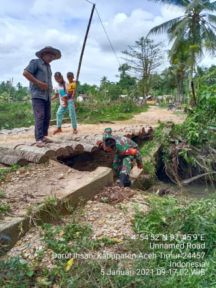 Babinsa Koramil 24/DRI Bersama Warga Mengecek Pondasi Jembatan