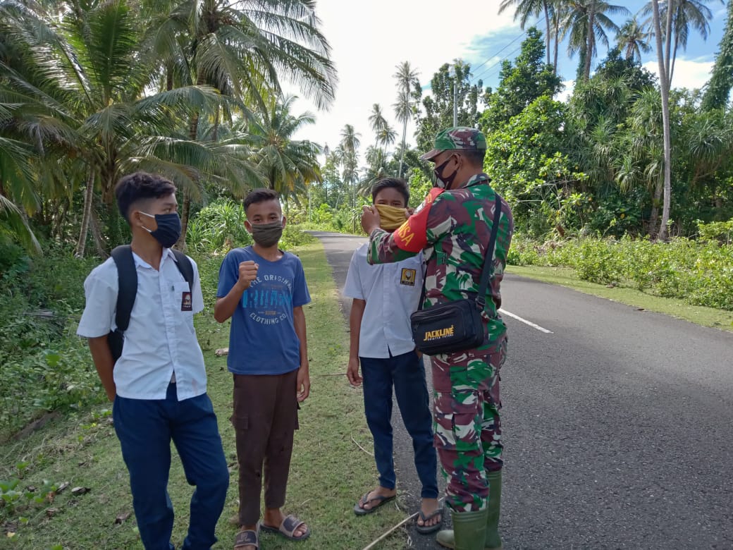 Babinsa koramil 03/teupah Selatan Melaksanakan Pembagian Masker Kepada Warga