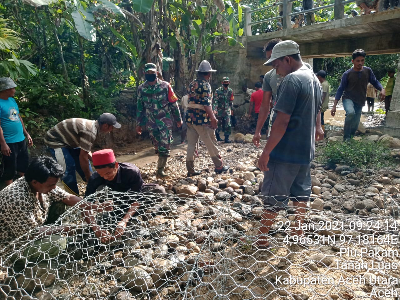 Abrasi Ancam Pemukiman Aceh, TNI dan Warga Perbaiki Tanggul
