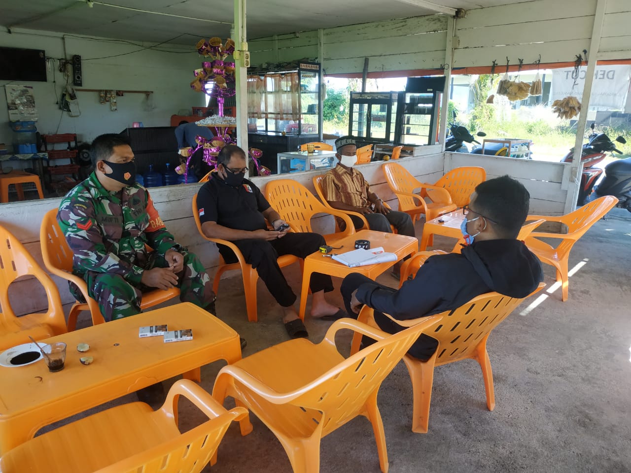 Melalui Komsos Babinsa Himbau Masyarakat Untuk Memelihara Hubungan Baik Dengan Sesama