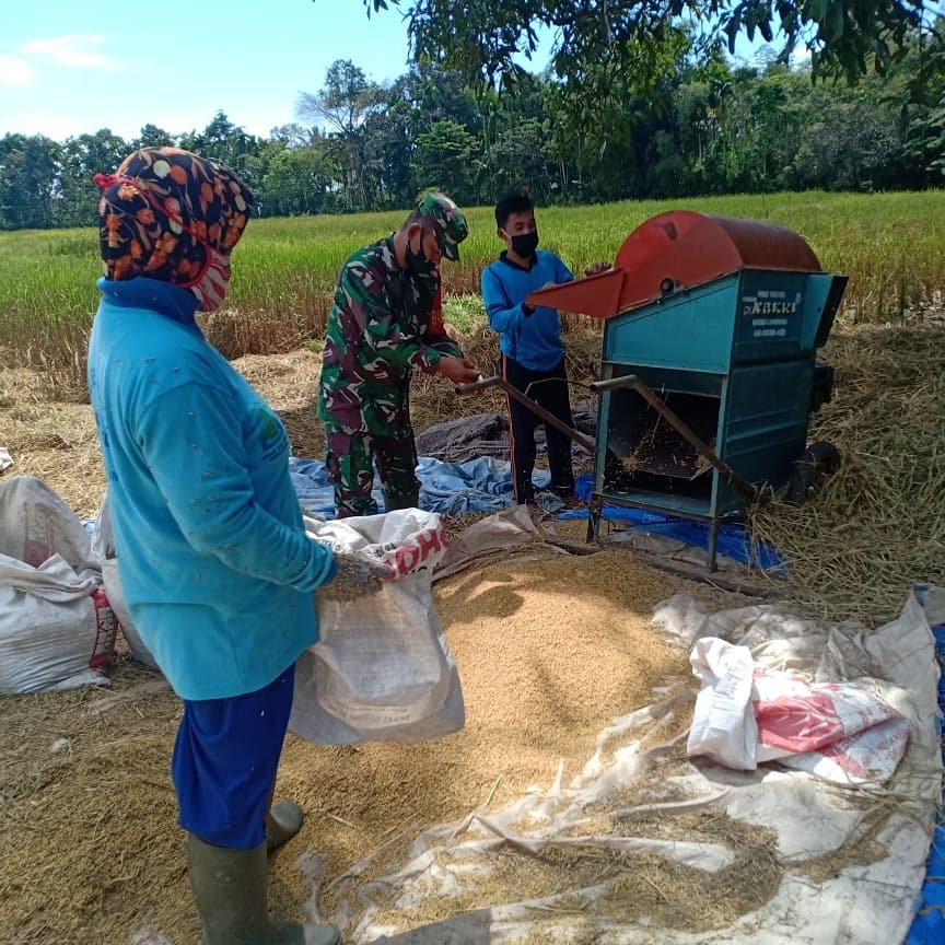 Perhatian Babinsa Koramil 02/Simteng Kepada Petani