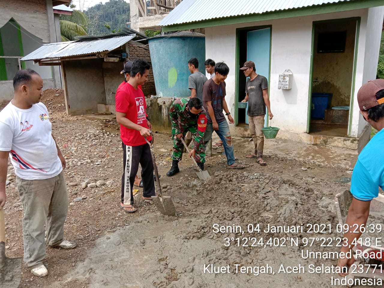 Manunggal Dengan Rakyat, Babinsa Bahu Membahu Bersama Pemuda Gotong Royong Bangun Kantor Pemuda