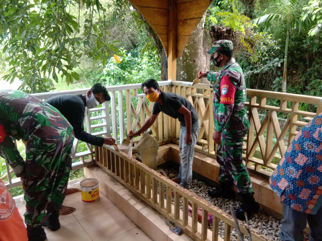 Babinsa dan mahasiswa lakukan pembersihan dan pengecatan TMP.