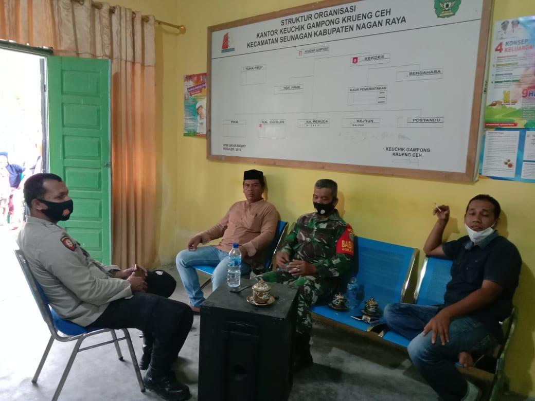 BABINSA  MELAKSANAKAN KOMSOS DENGAN MASYARAKAT