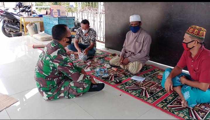 BABINSA LAKSANAKAN KOMSOS DAN ATASI PENYEBARAN COVID – 19