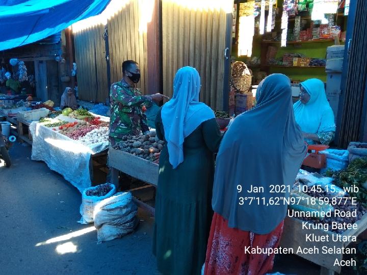 Pantau Harga Sembako, Babinsa Koramil 06/Kluet Utara Keliling Pasar Tradisional di Wilayah Desa Binaan