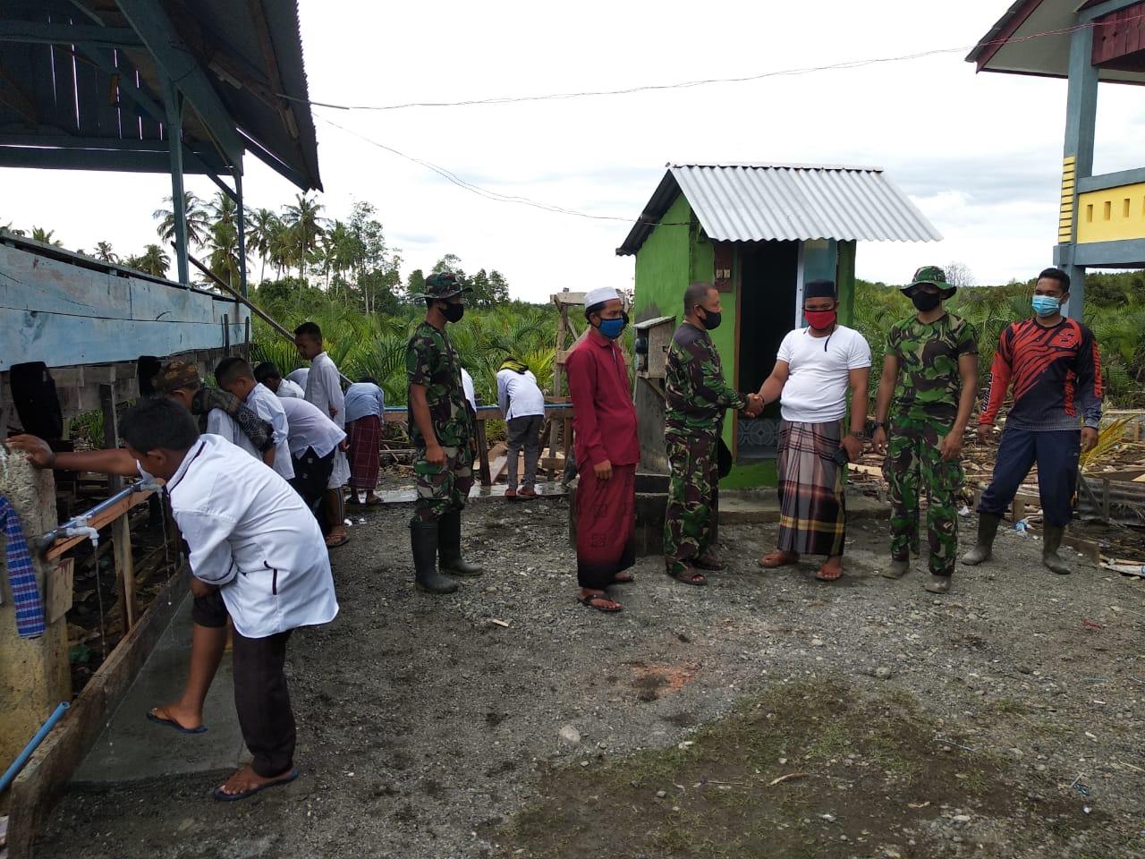 Anggota Koramil 09/Samatiga Bangun Tempat Wudhu dan MCK Balai Pengajian Babul Mutta’alimin