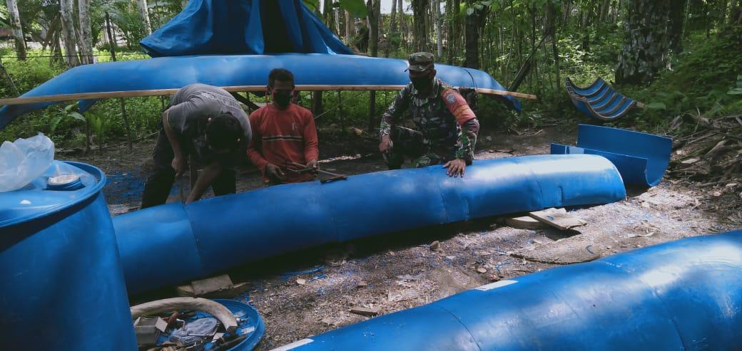 Eratkan Silaturahmi, Serka Azhari Sambangi Pembuat Perahu Unik Dari Drum