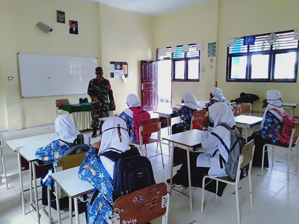 Babinsa Beri Wasbang Di Sekolah Desa Binaanya