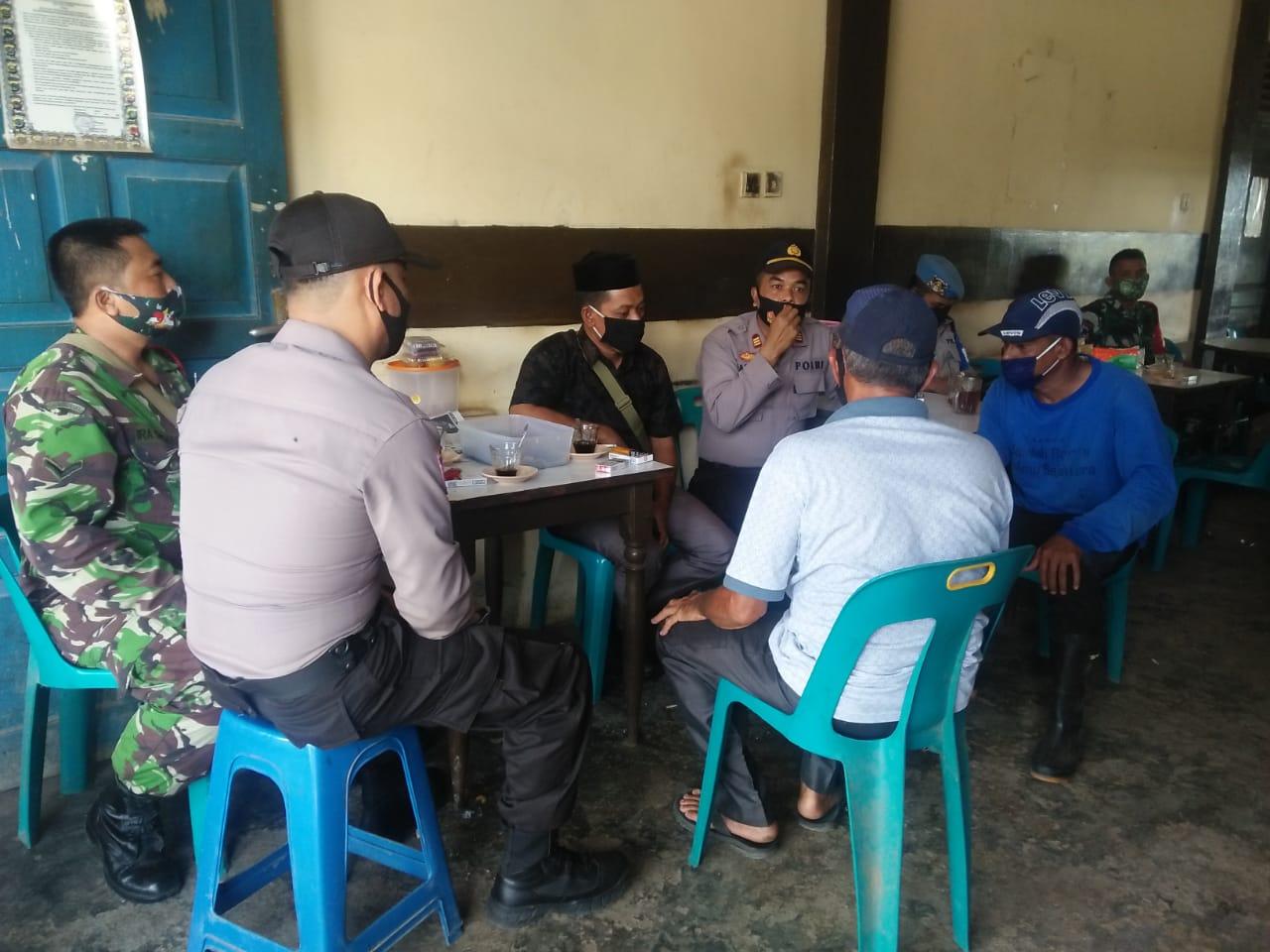 Babinsa Koramil 07/Baitussalam dan Babinkamtibmas Silaturahmi dengan Perangkat Desa Binaan