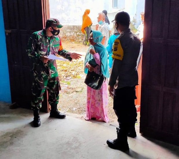 BST Covid-19 Tahap I di Salurkan, Babinsa dan Bhabinkamtibmas Samadua Bantu Mengawasi Penyalurannya