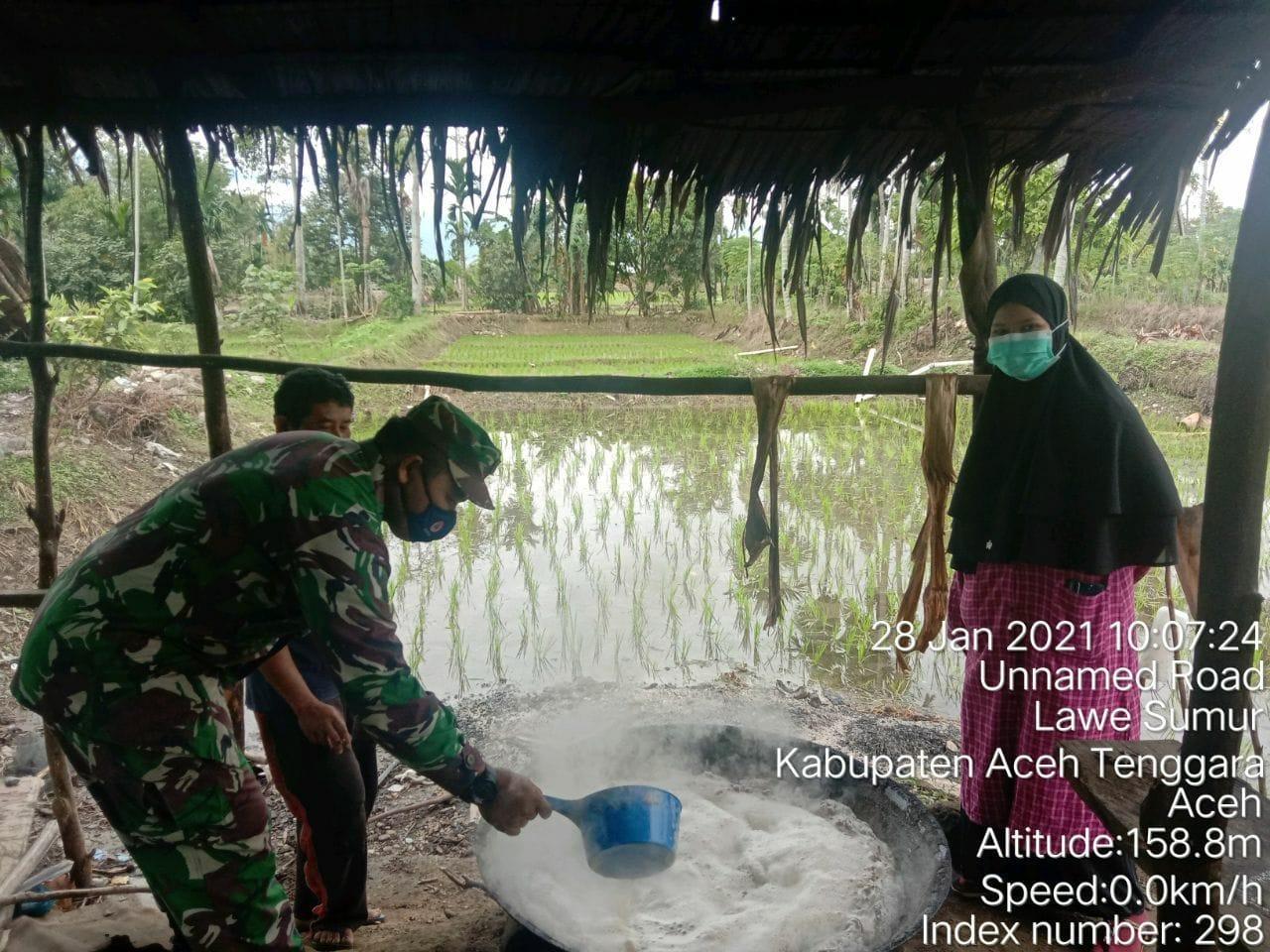 Babinsa Dukung Kembangkan Pengrajin Gula Aren