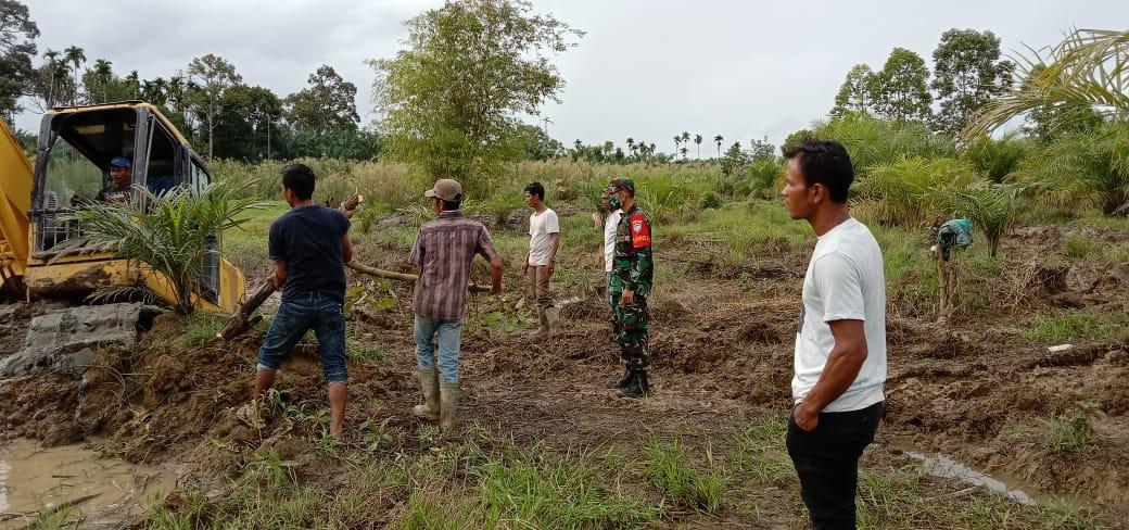 Keakraban Babinsa Laksanakan Gotong Royong  dengan Masyarakat