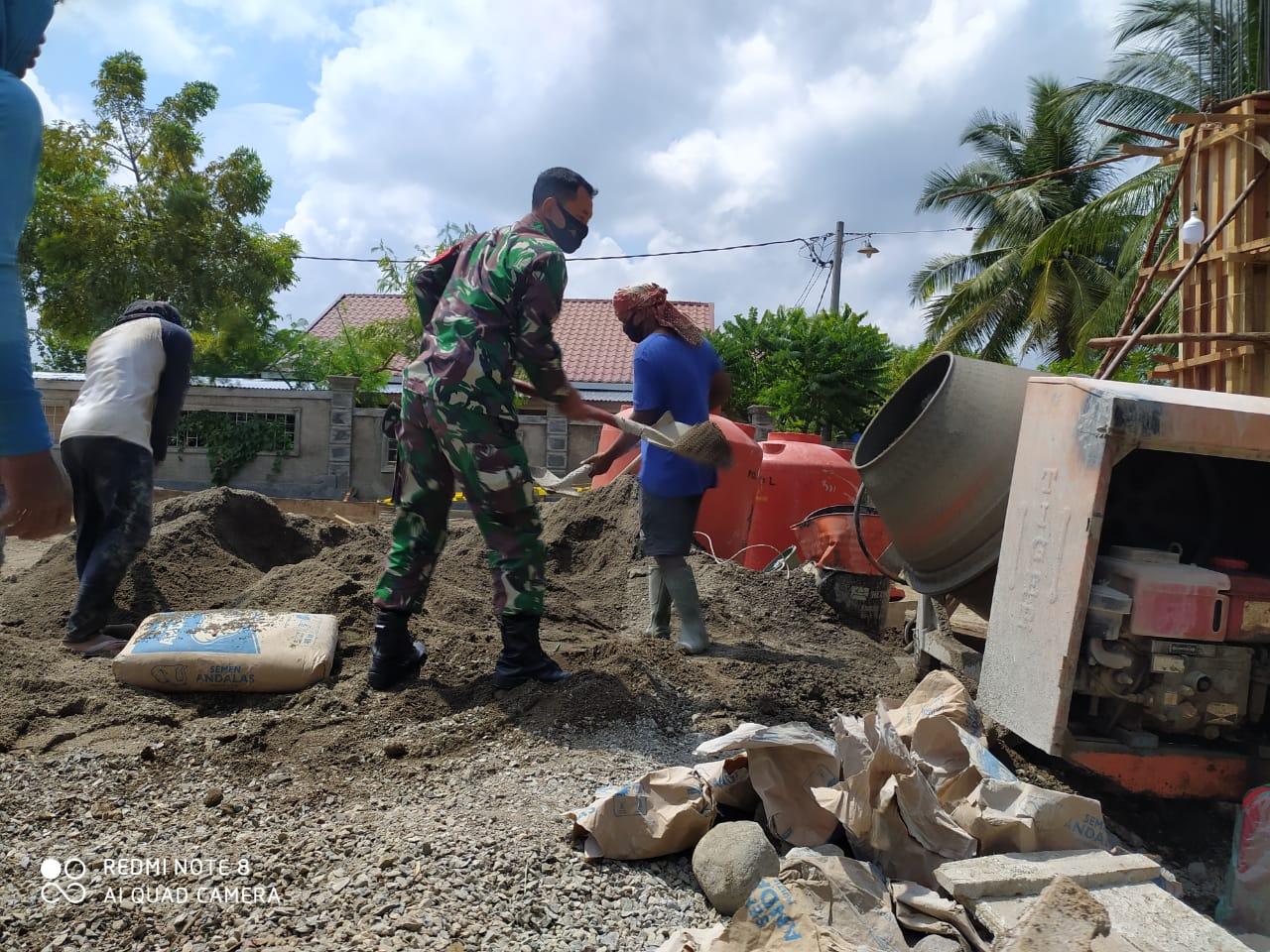 Babinsa Gotong Royong Perbaikan Jalan Desa