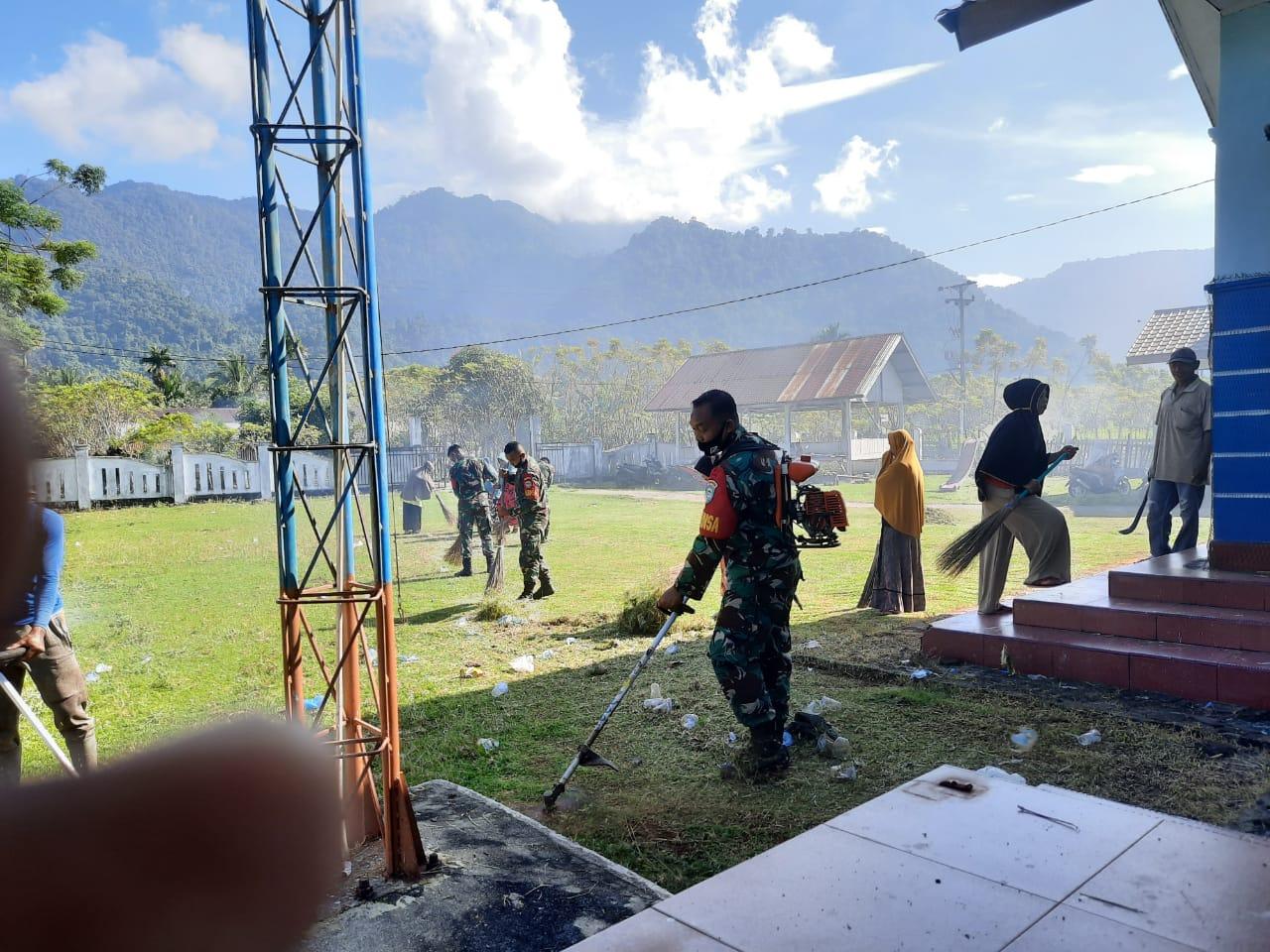 Gotong Royong Babinsa 04/Lhong Bersihkan Meunasah Gampong