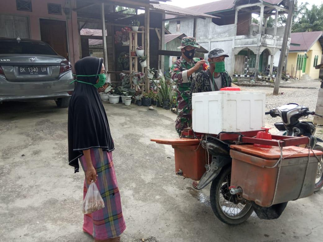 Babinsa Pos Ramil Tadu Raya Komsos dengan pedagang ikan keliling serta Himbau memakai Masker