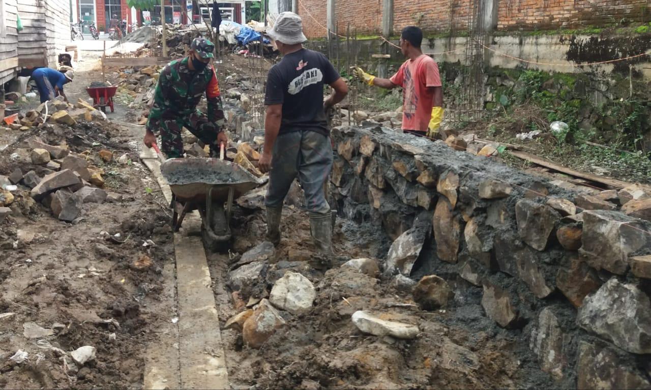 Tampa Pamrih, Serda Agus Bantu Warga Binaan Bangun Rumah