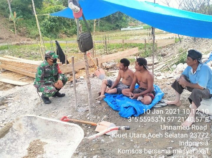 Komsos ke Desa Binaan, Serda Saeful Anwar Himbau Warga Selalu Jaga Kebersihan Lingkungan