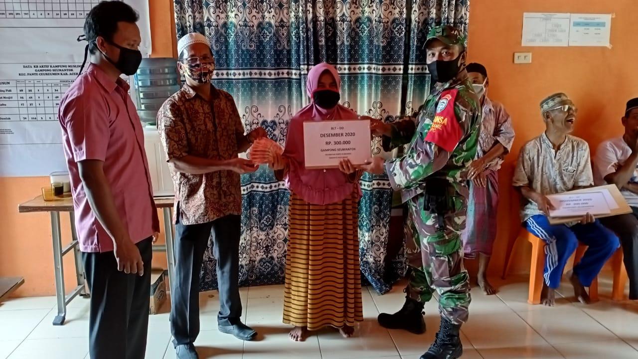 Babinsa Posramil 05/PC Dampingi Penyaluran BLT Dana Desa