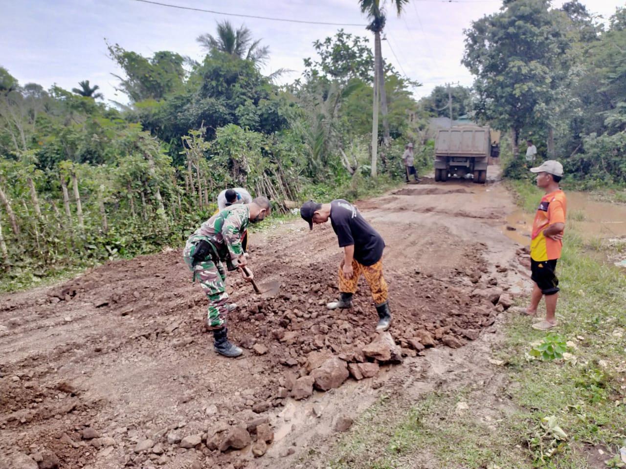 Babinsa Koramil 20/Darul Kamal Sertu Sulaiman  Gotong Royong Timbun Jalan