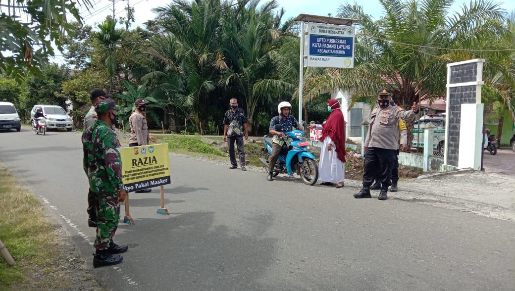 Posramil Bersama Polsek Bubon Dan Puskesmas Bubon Menggelar Razia Masker