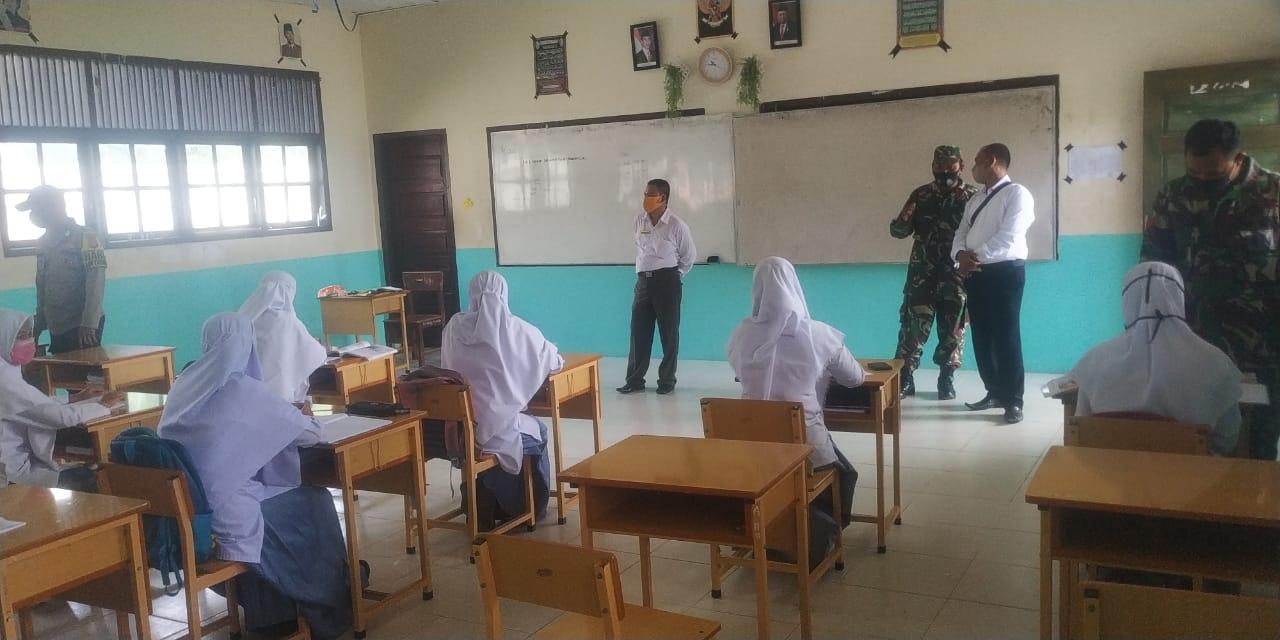 Sambangi Rumah Sekolah, Babinsa dan Bhabinkamtibmas Sawang Ajak Siswa-Siswi Terus Disiplin Menerapkan Protkes