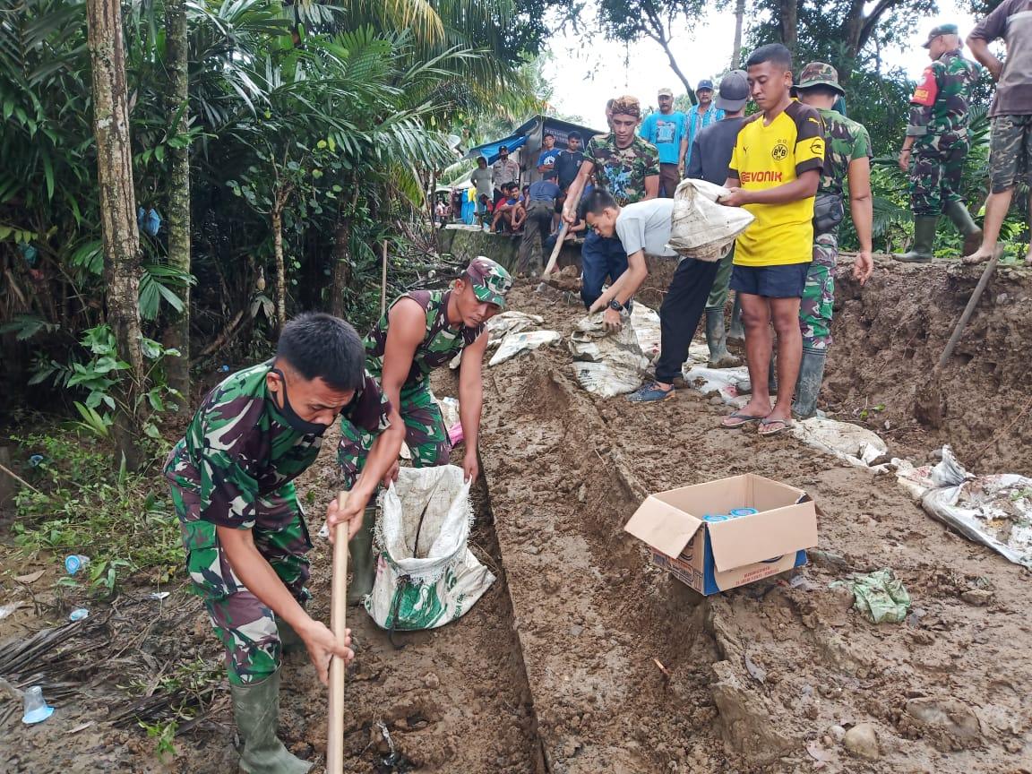 TNI Bersama Masyarakat Bahu Membahu Perbaiki Tanggul
