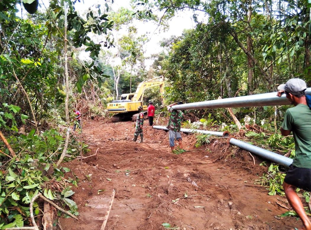 Babinsa Serda Munawar Gotong Royong Bersama Warga Pasang Pipa Air