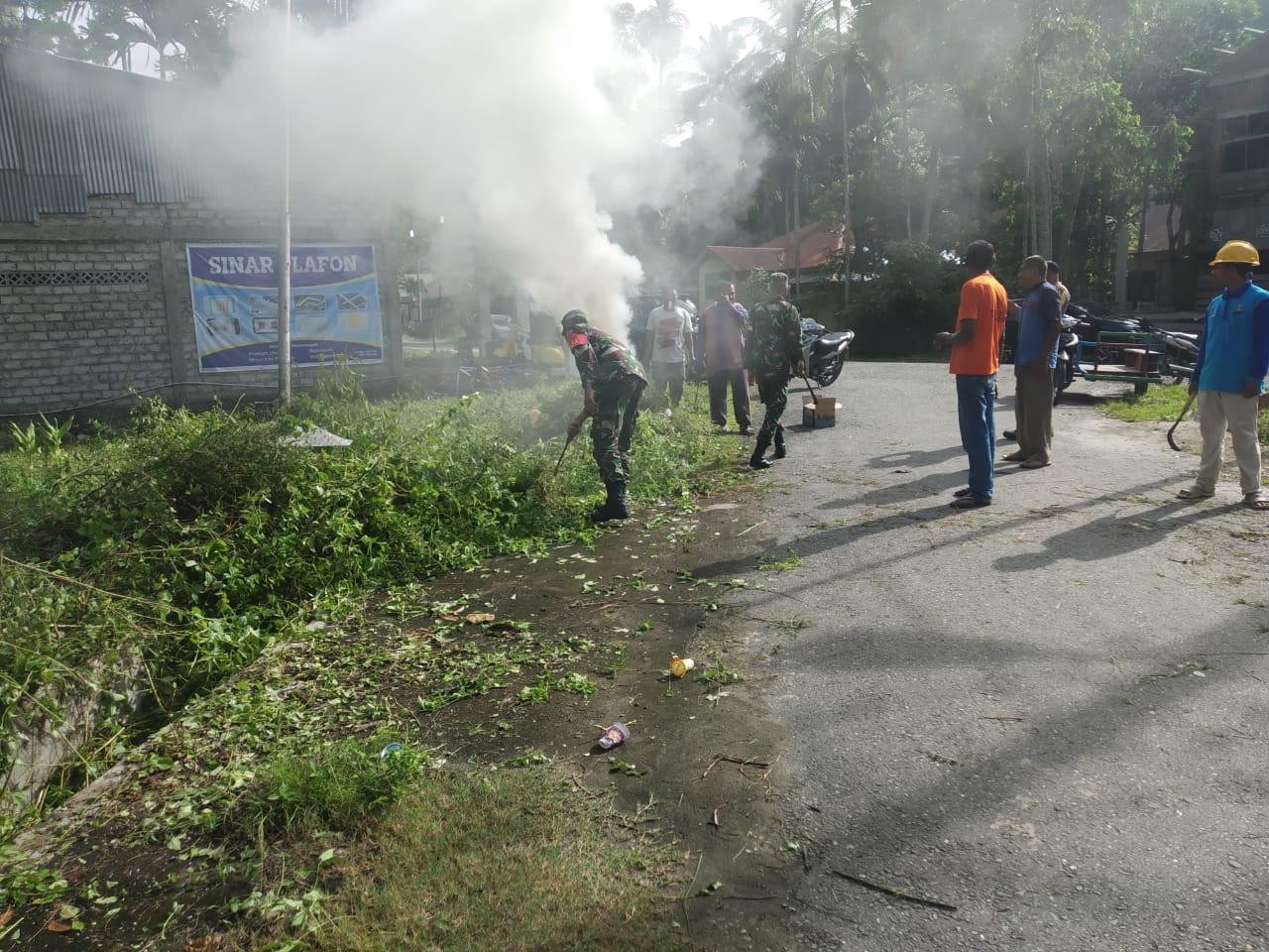 Dengan Semangat Gotong Royong, TNI/Polri, Muspika Sawang dan Masyarakat Bersihkan Jalan Desa Simpang Tiga Sawang