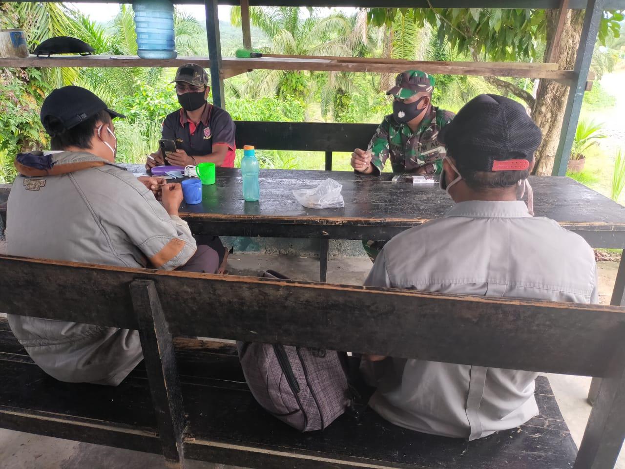 Babinsa Posramil Tadu Raya Laksanakan Komsos dengan Karyawan PT Fajar Baijuri