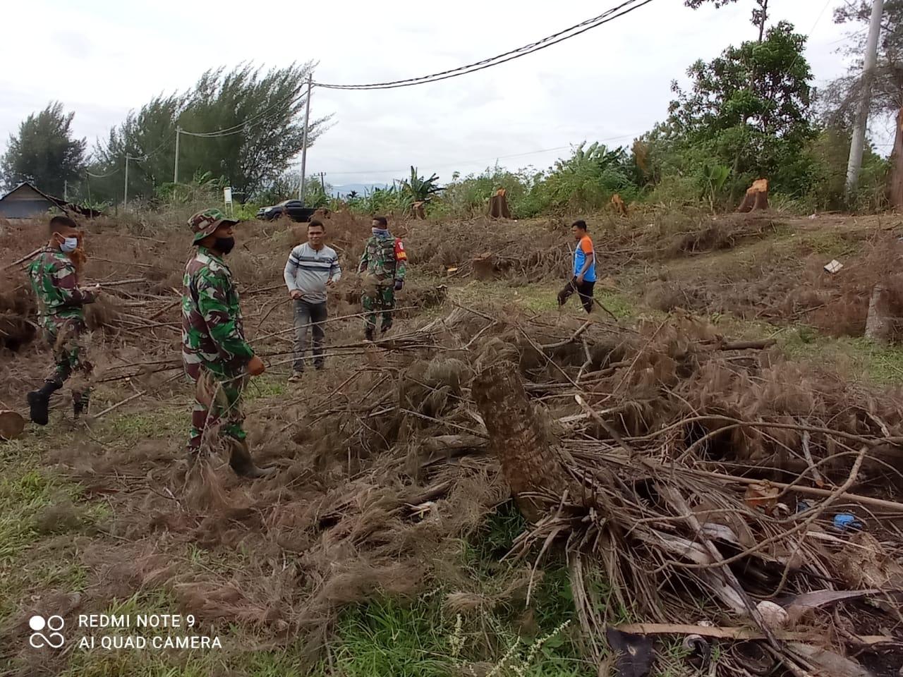 Peran Babinsa Koramil 08/Kuta Baro Dalam Pembersihan Lahan Yang Akan Di Jadikan Lapangan Bola Kaki