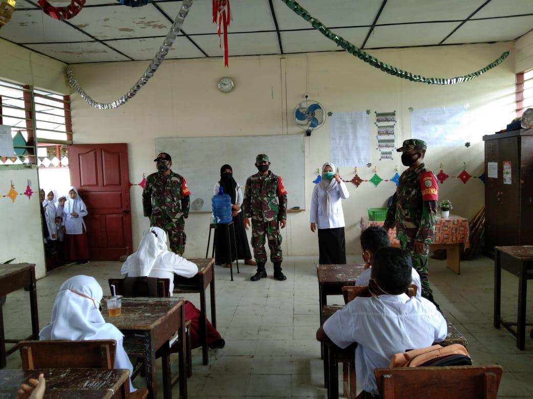 Pasca Libur Sekolah, Babinsa Koramil 08/Bakongan Tingkatkan Sosialisai dan Penegakan Protkes di Wilayah