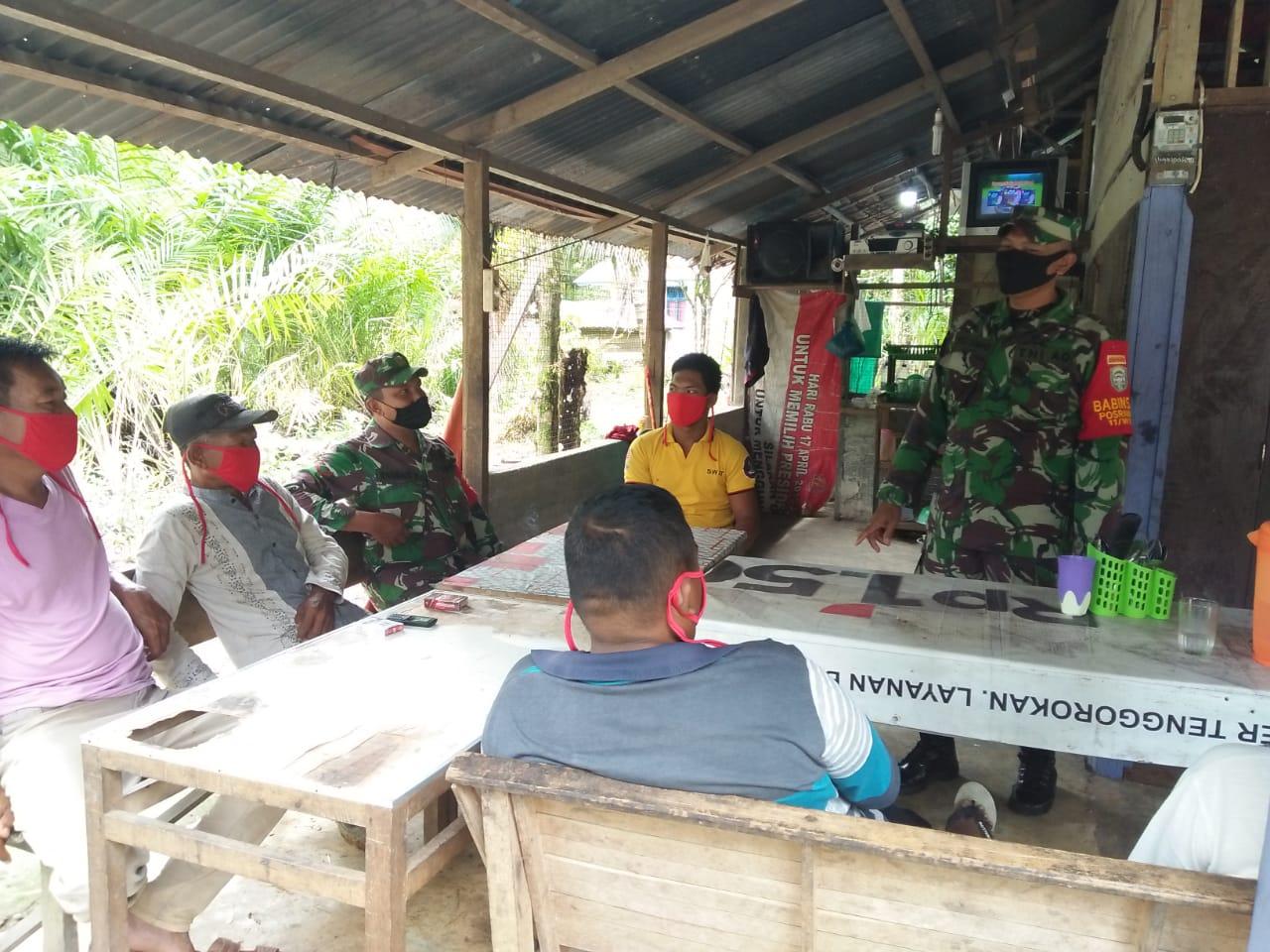 Babinsa Posramil 11/Woyla Timur Melaksanakan Komsos Bersama Warga Desa Binaan