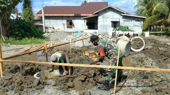 Wujudkan Kemanunggalan TNl – Rakyat, Babinsa Meureubo Bantu Warga Buat Pondasi Rumah