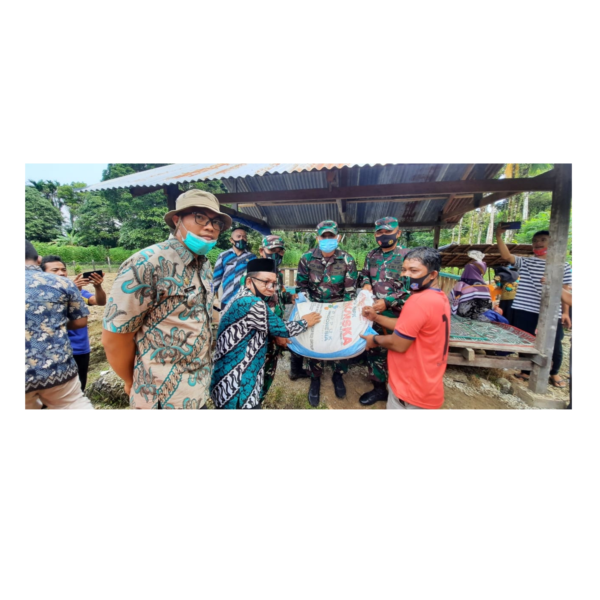 Ka tim Aswasbinsat dan Dandim 0115/Simeulue Panen Cabe dan Berikan Bantuan 1 Ton Pupuk Pada Pemuda desa Ujung Tinggi